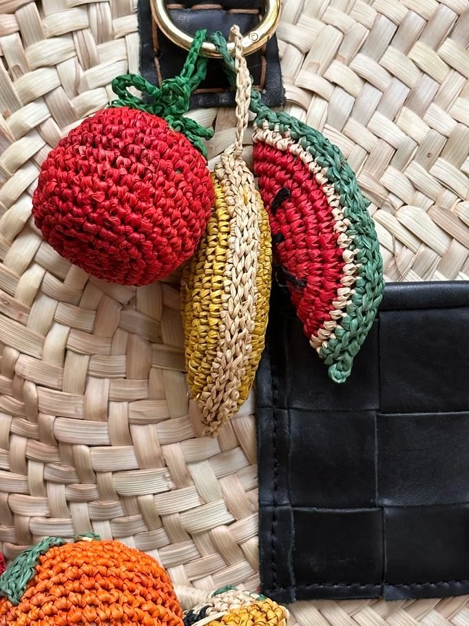 Charms fruits en raphia, crochetés à la main à Marrakech
