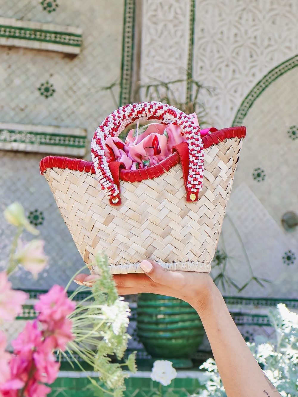 Panier YZA orné de charms en raphia et de fleurs