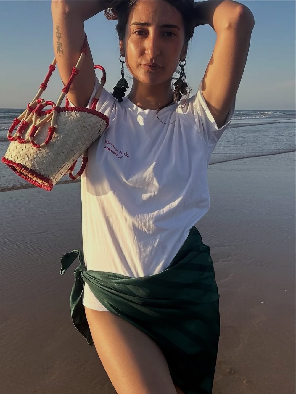 Panier YZA en raphia et charms portés au bord de mer