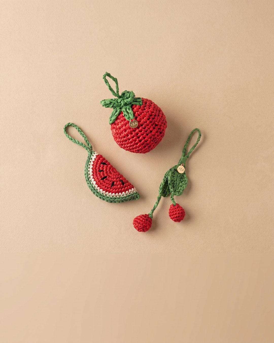 Trio de charms fruits en raphia YZA — tomate, pastèque, cerise