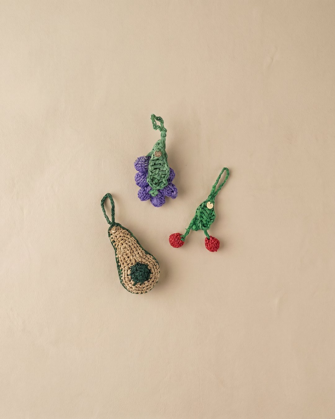 Trio de charms fruits en raphia YZA — avocat, raisin, cerise