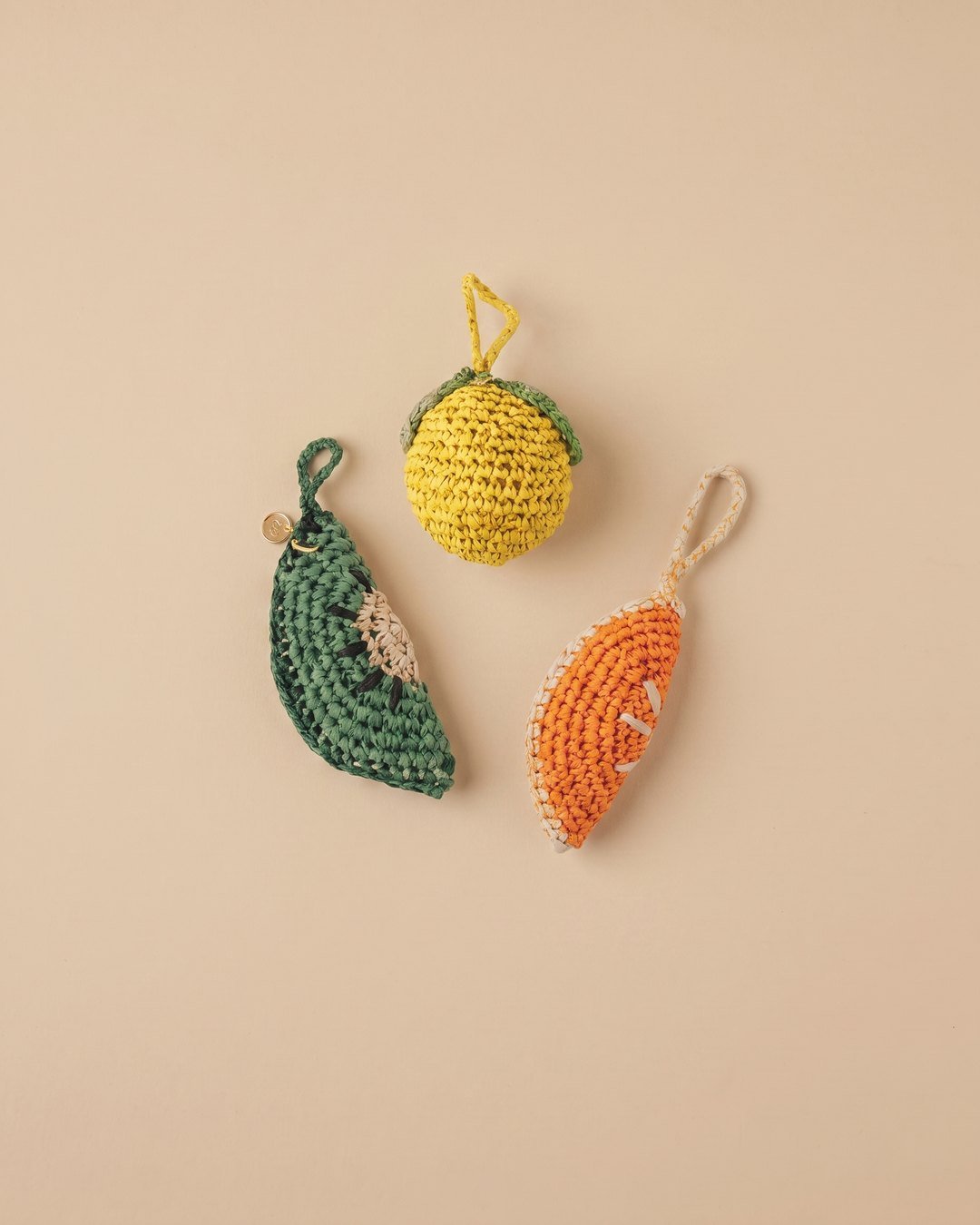 Trio de charms fruits en raphia YZA — citron, kiwi, orange