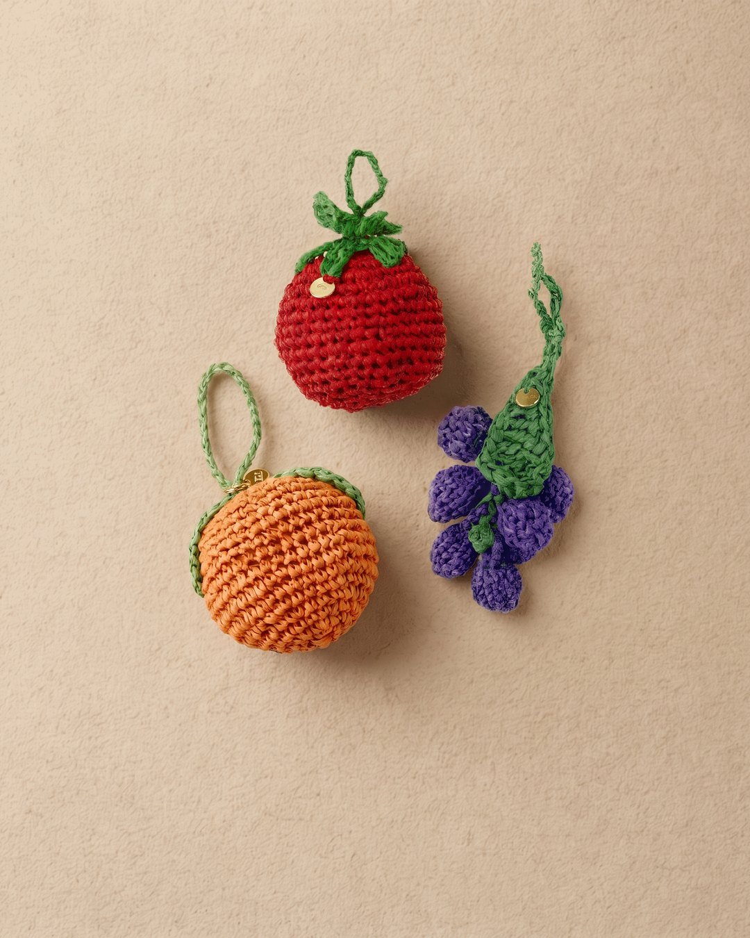 Trio de charms fruits en raphia YZA — tomate, orange, raisin
