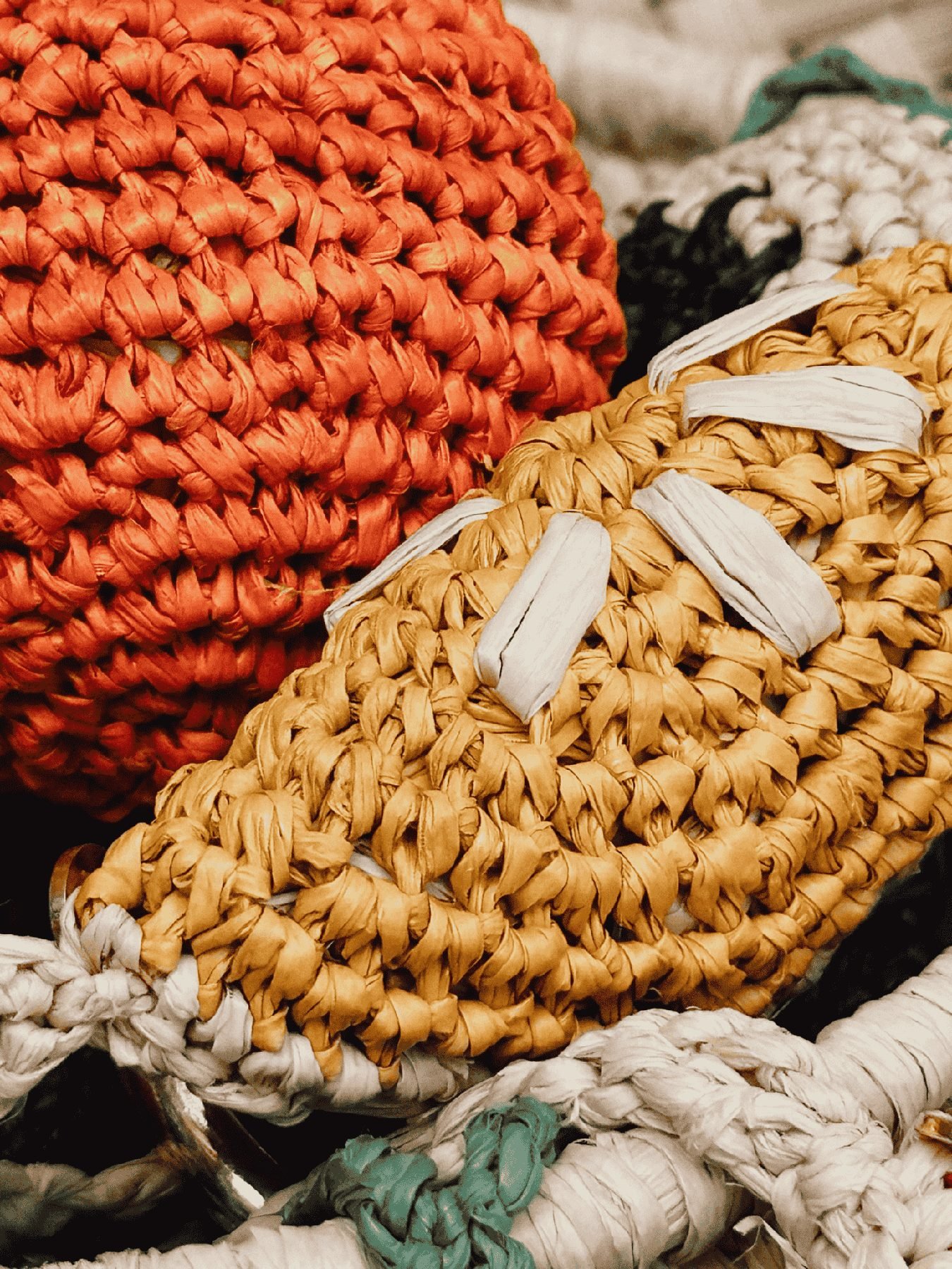 Le Marché aux Fruits — fruits en raphia crochetés main, orange et tranche d’agrume