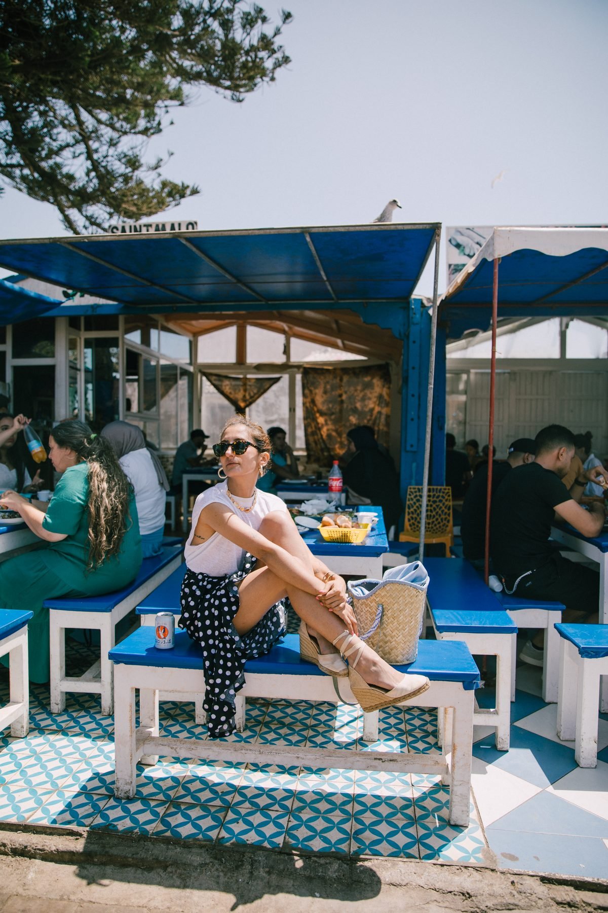 La Nouvelle Vague — panier YZA en raphia, escale en bord de mer