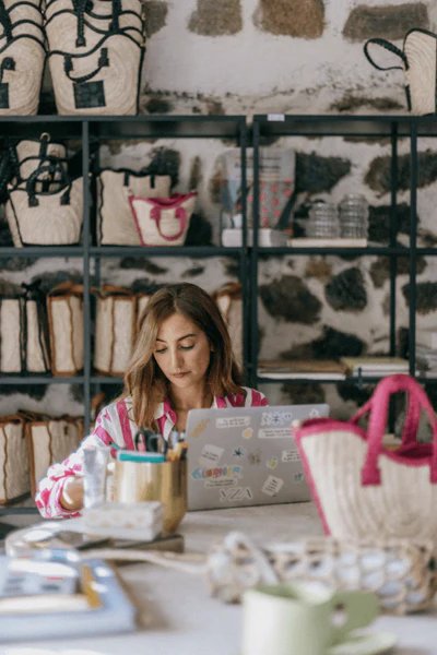 Nawal Rmili, fondatrice de YZA, à son bureau d’atelier à Guéliz, Marrakech